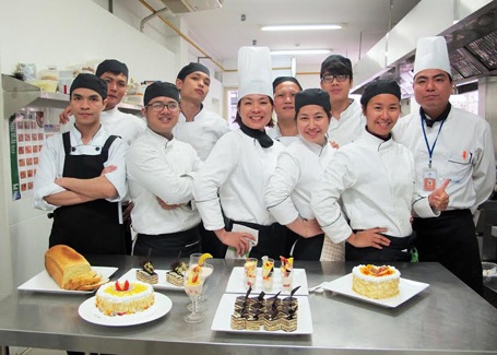 Học viên khóa Đầu bếp chuyên nghiệp trong một buổi học thực hành