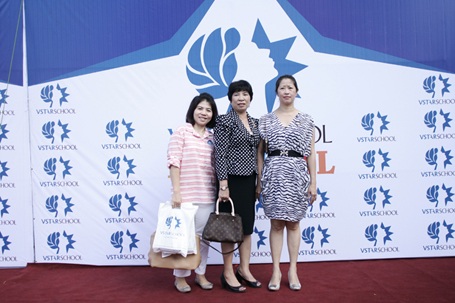 Khánh thành giai đoạn 2 tòa nhà mới VSTARSCHOOL - 3 Phụ huynh Dương Thị Tiến