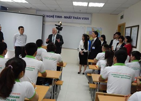 Hợp tác đào tạo quốc tế ngành nghề Xây dựng và Điều dưỡng - 3 Chủ tịch HĐ các thành phố thuộc bang Sắc-xông tham quan mô hình lớp học tiếng Đức tại Cao đẳng FLC.