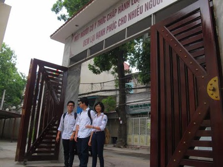 Thí sinh dự đoán môn Ngoại ngữ cũng sẽ có nội dung biển đảo - 1 Thí sinh trước giờ thi môn Ngoại ngữ tại Hội đồng thi THPT Đoàn Kết (Hà Nội). (Ảnh: Hoàng Mạnh)