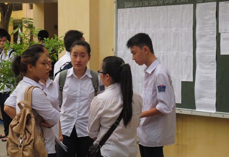 Thí sinh dự đoán môn Ngoại ngữ cũng sẽ có nội dung biển đảo - 2 Thí sinh trước giờ thi môn Ngoại ngữ tại Hội đồng thi THPT Đoàn Kết (Hà Nội). (Ảnh: Hoàng Mạnh)