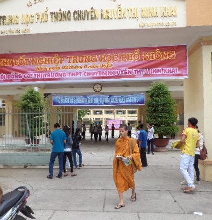 Rời hội đồng thi.