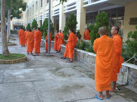 Các tăng sinh đến hội đồng thi.