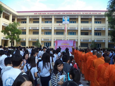 Các tăng sinh ngày khai mạc kỳ thi.