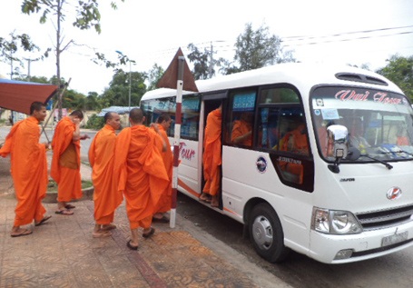 Cùng lên xe về chỗ nghỉ.