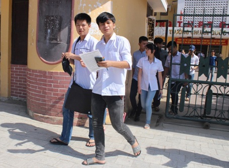 Học sinh kết thúc môn thi Vật lý trong thời tiết vô cùng oi bức