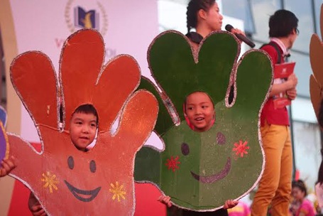 Bố mẹ hãy để các con cảm nhận niềm vui khi đến trường thay vì áp lực.