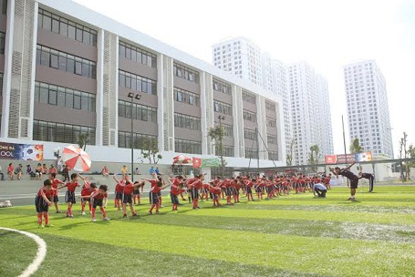 Một giờ học về bóng đá được các con rất thích thú tại Trường Phổ thông Liên cấp Vinschool.