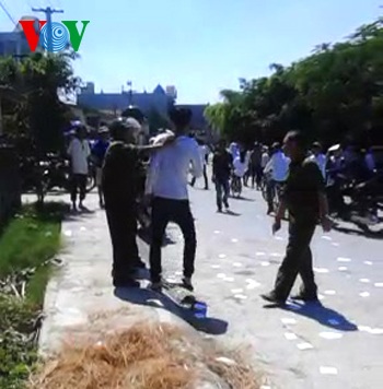 Làm rõ trách nhiệm việc thí sinh ném phao thi trắng cổng trường - 2 Lực lượng Công an xã -bảo vệ khu vực thi yêu cầu một thí sính nhặt “phao” thi (ảnh cắt từ clip)