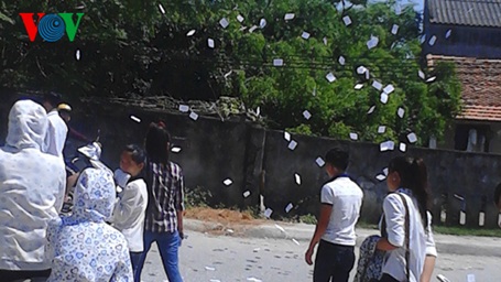 Làm rõ trách nhiệm việc thí sinh ném phao thi trắng cổng trường - 1 “Phao” thi ném tung tóe trước cổng trường THPT Hoằng Hóa 3 sáng 2/6.