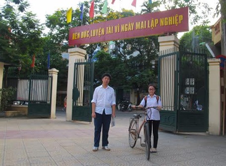 Các thí sinh đến sớm tại Hội đồng thi THPT Thăng Long (Hà Nội). (Ảnh: Hoàng Mạnh)