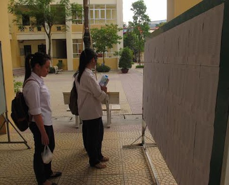 Các thí sinh đến sớm tại Hội đồng thi THPT Thăng Long (Hà Nội). (Ảnh: Hoàng Mạnh)