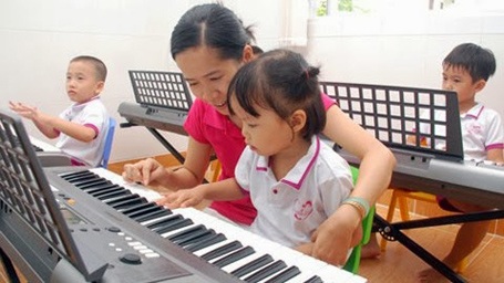 Phụ huynh đua nhau cho trẻ mầm non đi học nhạc - 1 Mùa hè đến, nhiều bậc cha mẹ cho con nhỏ đi học nhạc.