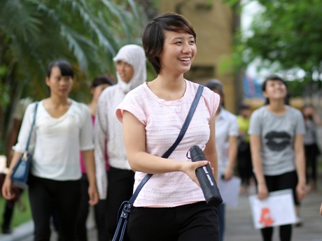 Thí sinh Trường Cao đẳng Sư phạm Hà Nội kết thúc buổi thi môn Hóa học. (Ảnh: Mai Châm)