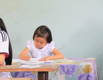 Khâm phục những thí sinh “bé hạt tiêu” của mùa thi đại học 2014 - 8 Trong phòng thi, Thảo được sắp xếp một bàn riêng để em thoải mái làm bài thi.