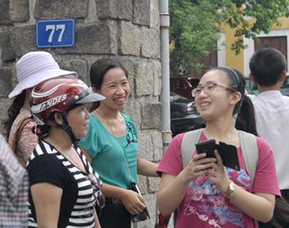 Thí sinh và phụ huynh thoải mái sau buổi thi môn&nbsp;Sinh khối B. (Ảnh: Anh Việt - Đại Dương)