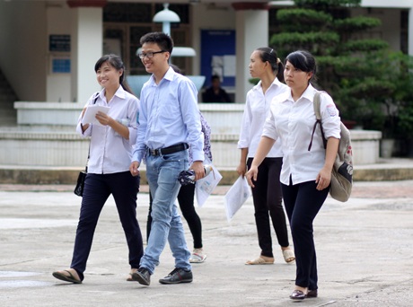 Thí sinh Trường Cao đẳng Sư phạm Hà Nội kết thúc buổi thi môn Hóa học. (Ảnh: Mai Châm)