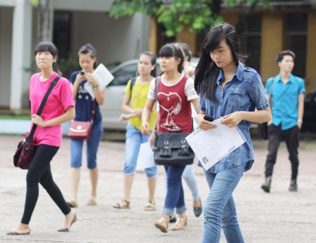 Ý nghĩa an ninh quốc phòng của Hoàng Sa, Trường Sa vào đề Địa - 2 Thí sinh dự thi vào Trường CĐ Sư phạm Hà Nội hoàn thành buổi thi đầu tiên. (Ảnh: Mai Châm)