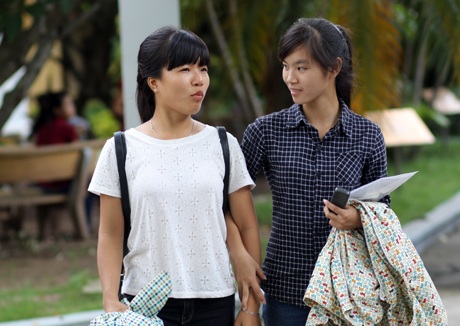 Ý nghĩa an ninh quốc phòng của Hoàng Sa, Trường Sa vào đề Địa - 3 Thí sinh dự thi vào Trường CĐ Sư phạm Hà Nội hoàn thành buổi thi đầu tiên. (Ảnh: Mai Châm)