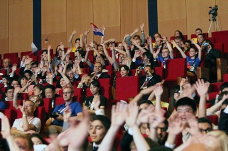 Thí sinh Olympic Hóa học quốc tế: “Việt Nam thật tuyệt vời!” - 2 Các đoàn học sinh quốc tế tại lễ khai mạc Olympic Hóa học quốc tế (IChO) lần thứ 46 tại Việt Nam.