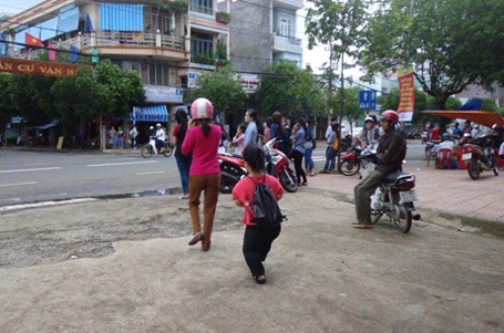 Nữ sinh cao 1,2m ước mơ trở thành kỹ sư CNTT - 2 Ngọc Huyền nhỏ bé giữa trường thi.