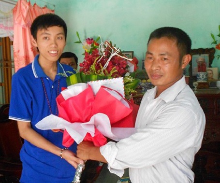 Cậu học trò nghèo làm rạng danh quê lúa - 2 Rất đông bà con hàng xóm trong thôn Bổng đến chúc mừng thành tích xuất sắc của Hoàn.
