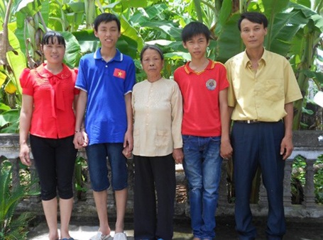 Cậu học trò nghèo làm rạng danh quê lúa - 3 Gia đình Hoàn tại Hưng Hà (Thái Bình). Trước lúc lên Hà Nội học, Hoàn ở cùng bà nội và em trai.