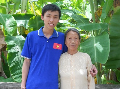 Cậu học trò nghèo làm rạng danh quê lúa - 4 Hoàn rất yêu bà nội. Bà nội luôn là điểm tựa vững chắc giúp em học tập.