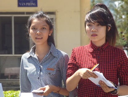 Than đề Toán khó, nhiều thí sinh ra sớm - 10 Thí sinh dự tɨi vào trường ĐH Nha Trang ra về sau môn thi Toán, trưa 4/7. (Ảnh: Viết Hảo)
