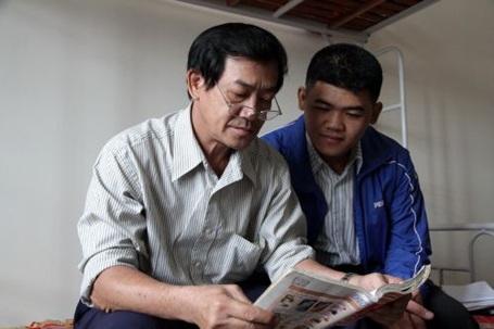 Thí sinh Hoàng cùng con trai ở KTX Đại học Đà Lạt.