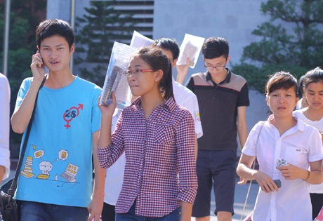 ĐH Quốc gia Hà Nội công bố điểm thi khối A, B, A1 - 1 Thí sinh thi khối B kết thúc ngày thi đầu tiên của đợt 2. (Ảnh: Mai Châm)