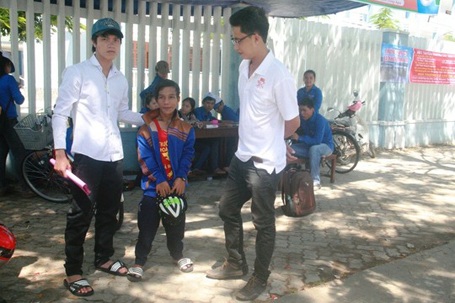 Thí sinh tí hon có tên 24 đi thi ĐH - 2 BLúp 24 có cái tên đặc biệt vì có đến 12 ngón chân, 12 ngón tay.
