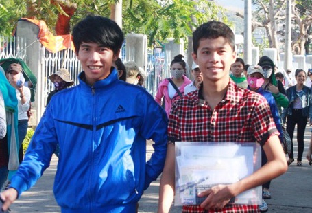 Trong khi đó, nhiều thí sinh cười tươi vì cho rằng đề vừa sức. (Ảnh: Doãn Công)