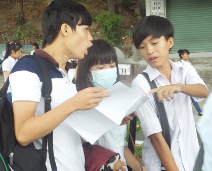 Thí sinh dự thi vào ĐH Nha Trang trao đổi bài sau môn Lý, chiều 4/7. (Ảnh: Viết Hảo)