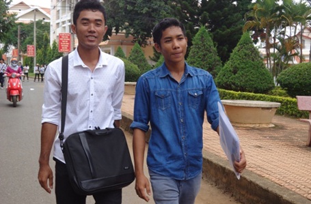 Kết thúc ngày thi ĐH đầu tiên: 54 thí sinh bị xử lý kỷ luật - 5 Thí sinh tại Trường ĐH Tây Nguyên kết thúc môn thi Vật lý chiều nay. (Ảnh: Trương Nguyễn)