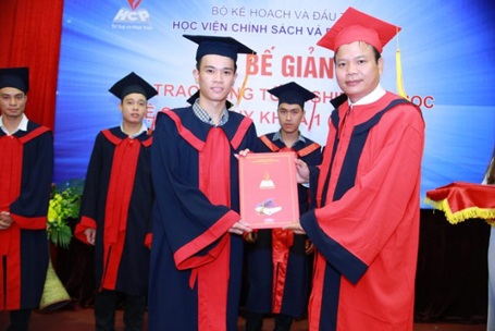 Khóa sinh viên đầu tiên tốt nghiệp Học viện Chính sách & Phát triển - 2 PGS,TS. Đào Văn Hùng, Bí thư chi bộ, Giám đốc Học trao bằng tốt nghiệp cho các sinh viên.