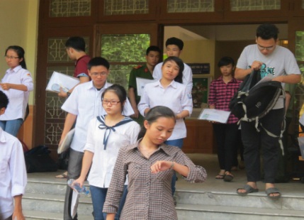 Than đề Toán khó, nhiều thí sinh ra sớm