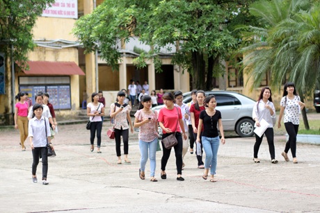 Thí sinh Trường CĐ Sư phạm Hà Nội kết thúc buổi thi môn Lịch sử chiều nay. (Ảnh: Mai Châm)