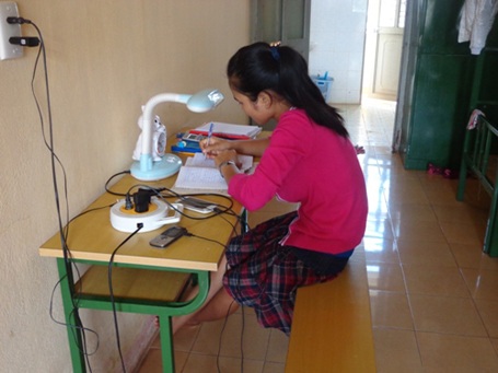 Sĩ tử gấp rút ôn thi trước giờ G - 1 Thí sinh chăm chú xem lại bài.