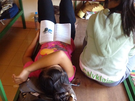 Sĩ tử gấp rút ôn thi trước giờ G - 2 Dù mệt mỏi nhưng vẫn cố gắng nằm học bài.