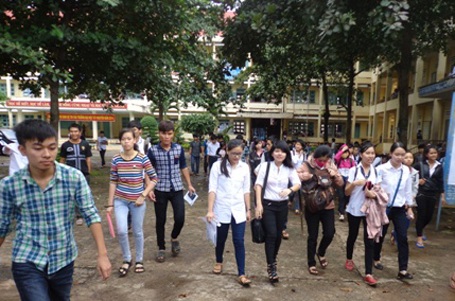 Kết thúc thi đại học đợt 2: 153 thí sinh bị xử lý kỷ luật - 2 Thí sinh hoàn thành kỳ thi tuyển sinh ĐH năm 2014. (Ảnh: Trương Nguyễn)