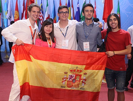 Hình ảnh đẹp của bạn bè quốc tế đến Việt Nam thi Olympic Hóa học - 5 Các thí sinh Tây Ban Nha hân hoan với thành tích đạt được tại IChO 2014.