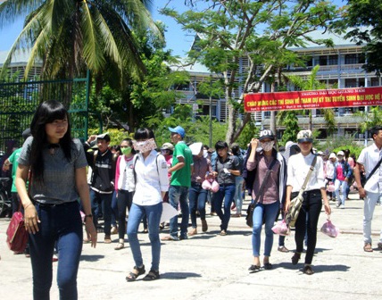 Than đề Toán khó, nhiều thí sinh ra sớm - 21 Các thí sinh ra về sau khi thi xong môn Toán tại Hội đồng thi ĐH Quảng Nam. (Ảnh: H.Phúc)