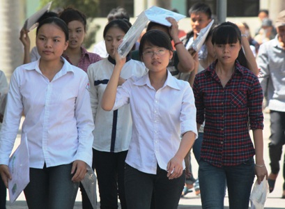 Các thí sinh tại cụm thi Vinh hoàn thành môn Toán. (Ảnh: Nguyễn Duy)