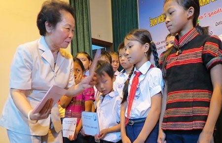 Phó Chủ tịch nước trao học bổng cho học sinh nghèo - 1 Phó Chủ tịch nước Nguyễn Thị Doan trao tặng Quỹ học bổng “Cùng em đến trường năm 2014”. (Ảnh: VL)