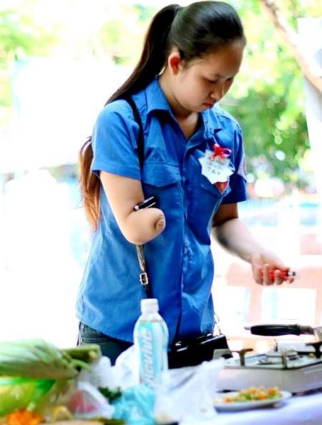 Cô gái khuyết tật và niềm đam mê tình nguyện - 1 Hải Vân tham gia chế biến món ăn Huế phục vụ thí sinh.