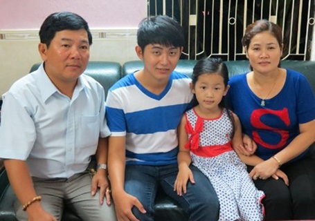 4 thủ khoa 28,5 điểm là học sinh Trường Chuyên Quốc học Huế - 2 Thủ khoa Lương Mộng Ánh bên bố mẹ và em gái. (Ảnh: Giáo dục & Thời đại)