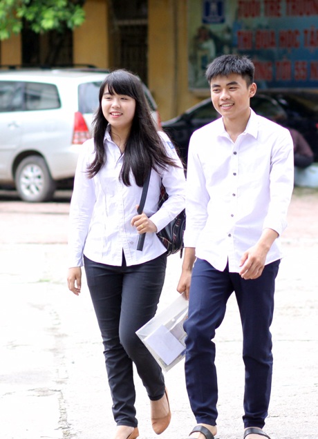 Thí sinh Trường Cao đẳng Sư phạm Hà Nội kết thúc buổi thi môn Hóa học. (Ảnh: Mai Châm)