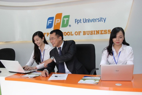 ThS. Lê Anh Tuấn - Giám đốc chương trình Cử nhân quốc tế FPT B2G đang trả lời tư vấn