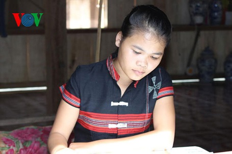 Cô gái dân tộc Cơ Tu vượt khó thi đỗ Đại học với số điểm rất cao - 1 Cô gái dân tộc Cơ Tu vượt khó thi đỗ Đại học với số điểm rất cao